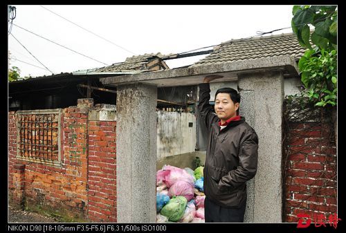 成功里里长金冠宏告诉记者:我的家曾经的门口就是这样的.