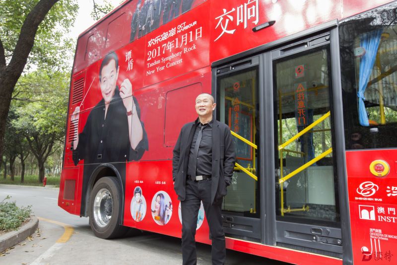 深圳电动双层巴士来了位特别乘客是他