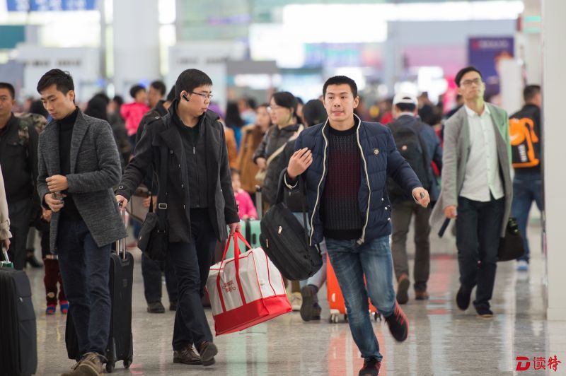 深圳北站春运首日,候车大厅人来人往,旅客候车秩序井然.