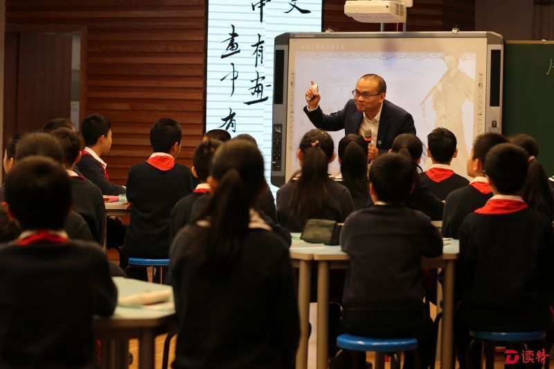 园岭实验小学校长肖绍国在上课