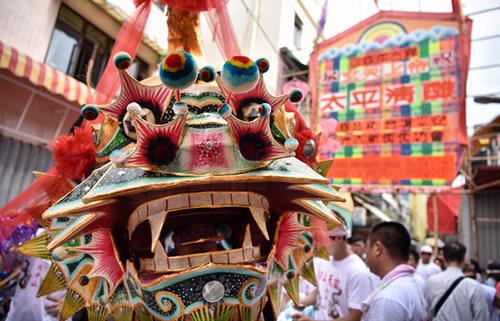 看巡游抢包山吃平安包香港长洲太平清醮好热闹