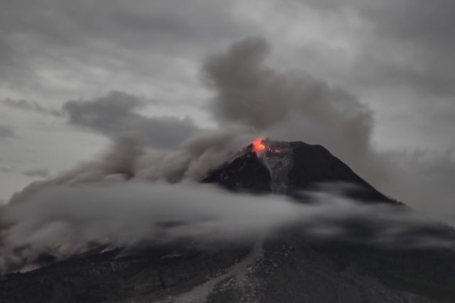 印尼锡纳朋火山喷发