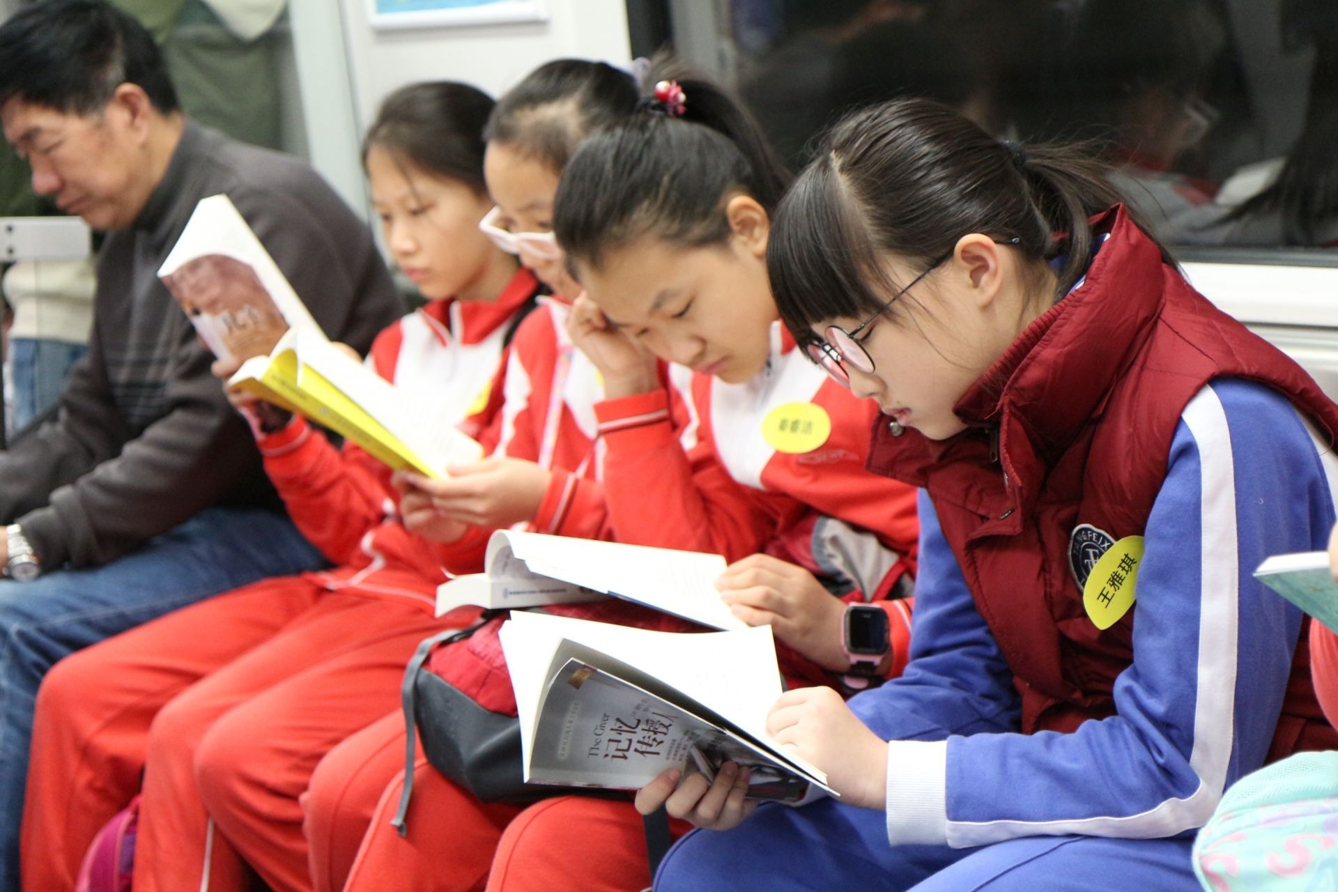 做不一样的"低头族"!深圳小学生在地铁阅读一小时
