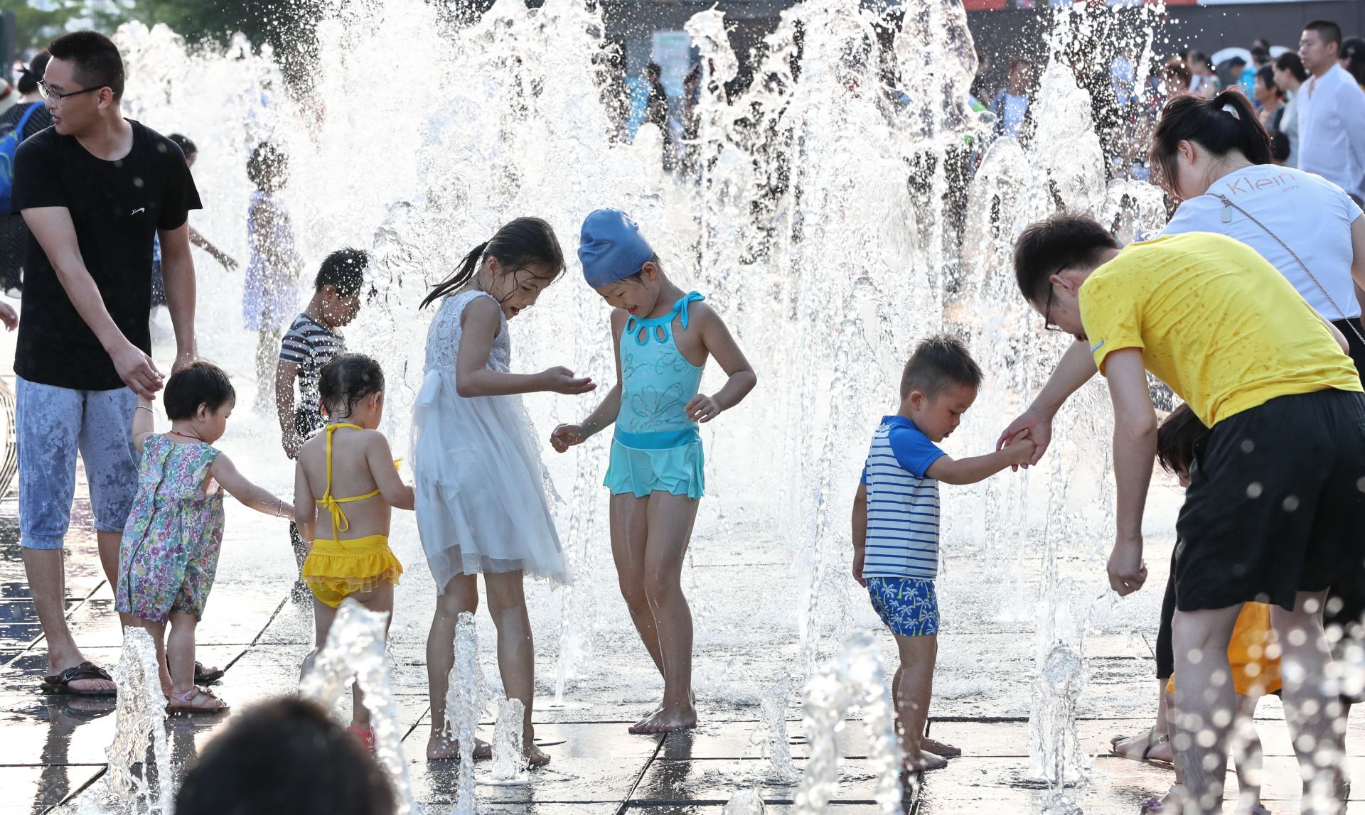 天气持续高温,儿童戏水消暑