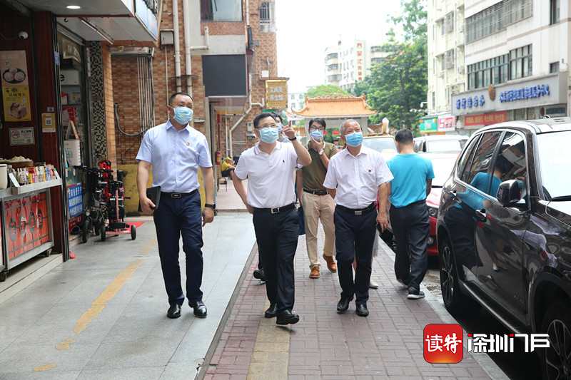 "赖武一行来到位于新村社区的水库新村,检查城中村卡口疫情防控工作