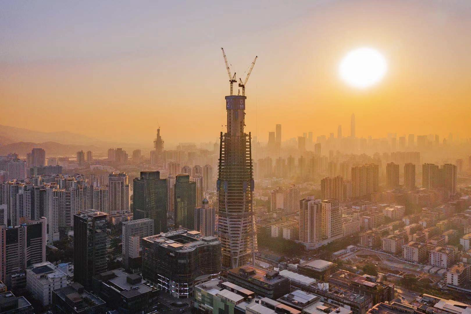 近日位于罗湖区的深圳在建第一高楼城脉金融中心大厦项目顺利顶升突破