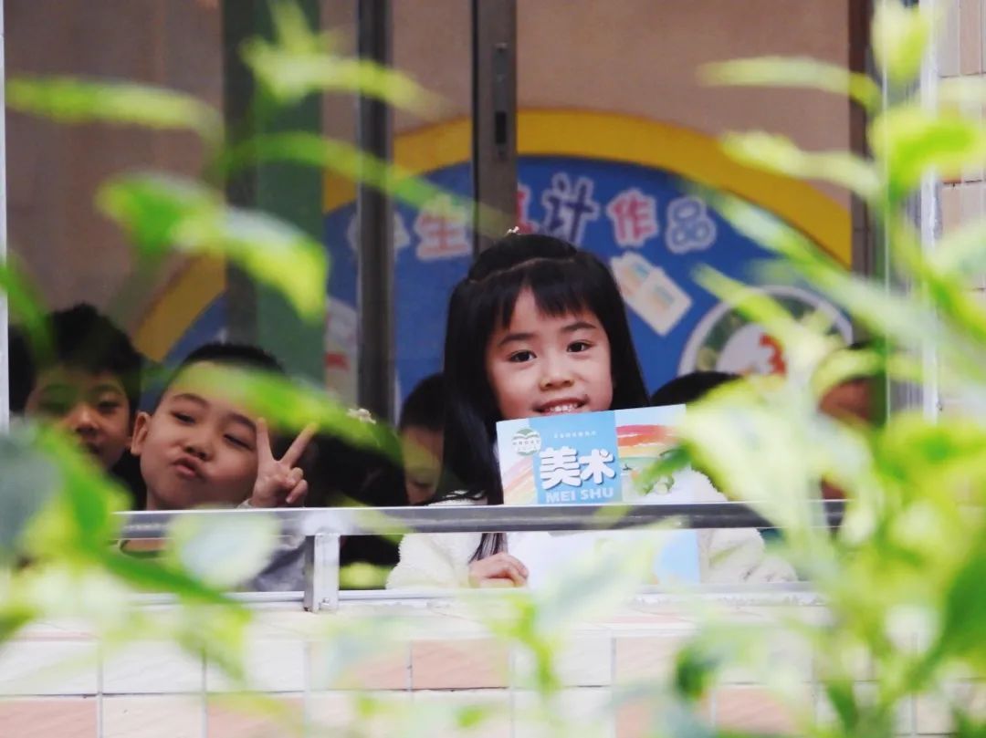 陈可荣 摄张秀香,余素梅 摄佛山市第十中学柔柔绿意,浅浅嫣红,渲染出