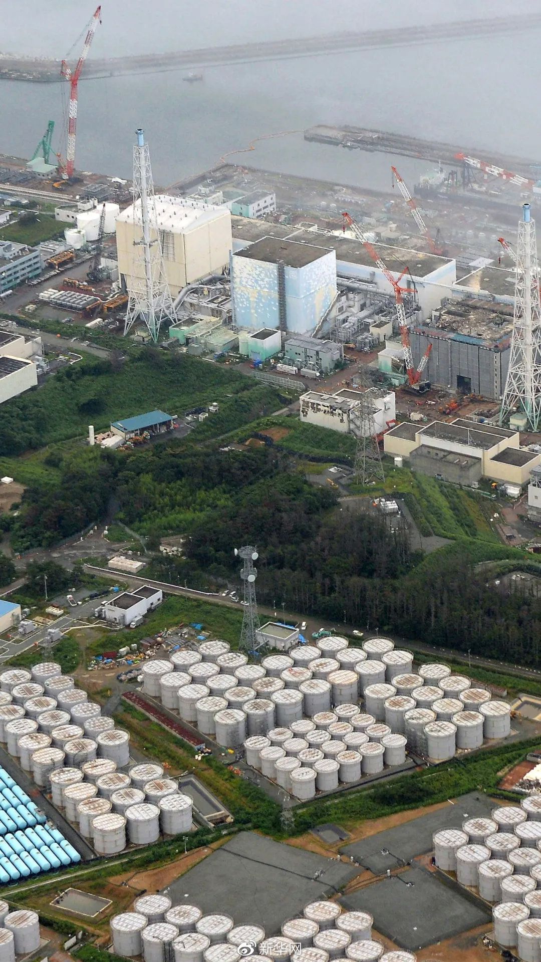 2013年8月20日航拍的日本福岛第一核电站.新华社 资料图
