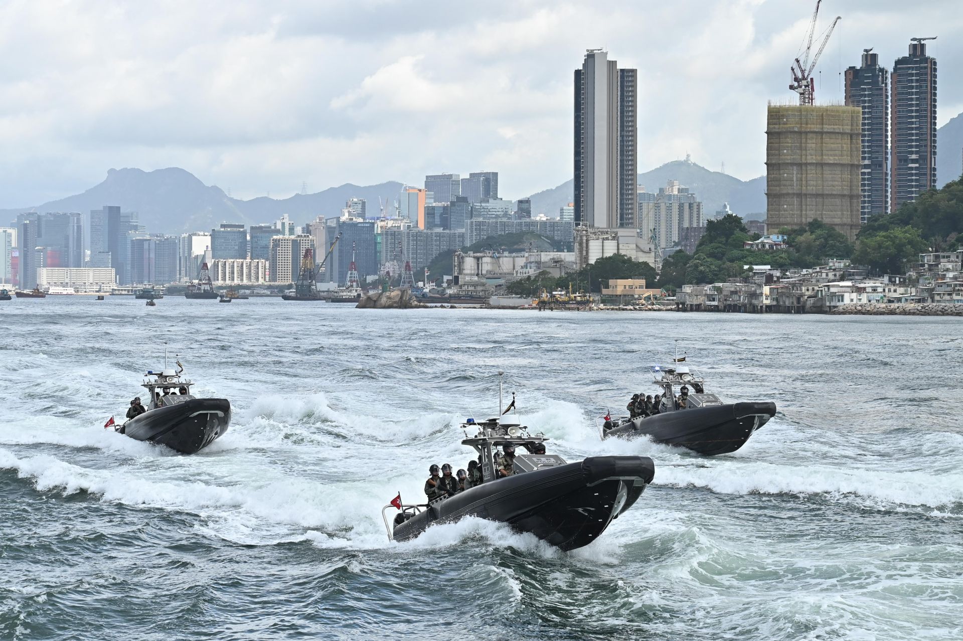 香港水警启用11艘新式快艇增强海上执法能力