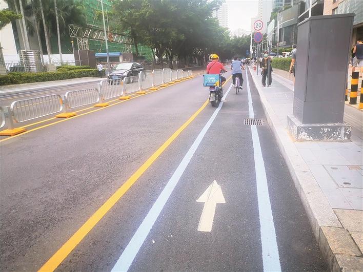 非机动车道无隔离护栏存隐患 市民建议石厦街增设隔离护栏,市交通运输