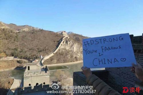 好多人举着牌子爬长城，因为一个美国小孩说了这样的话！