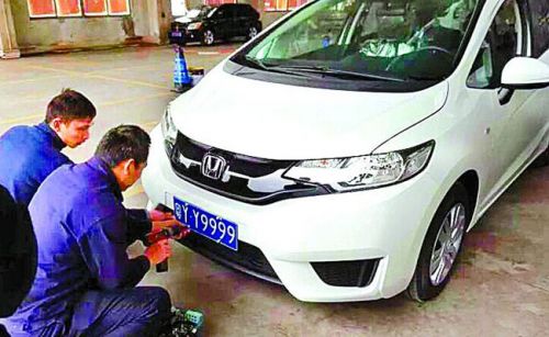 有钱任性  37万拍下天价车牌配8万小车