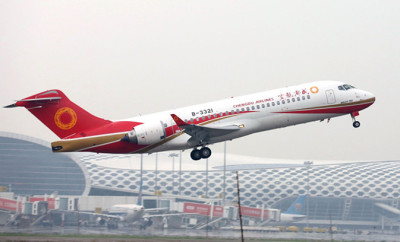 国产支线客机ARJ21型飞机深圳机场首试飞