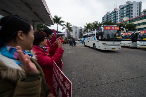 来深建设者返乡大巴出发