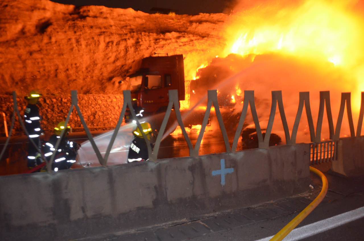 大货车爆胎自燃  惠盐高速龙岗南联段被堵8小时
