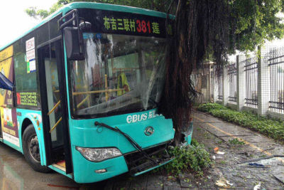 大巴撞上大树！深圳一公交车为避让出租车失控，11人受伤