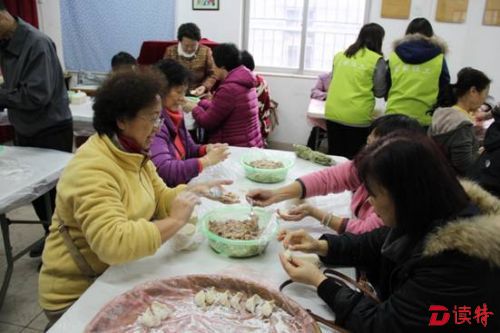 新南社区党委与社区居民一起包饺子迎新春