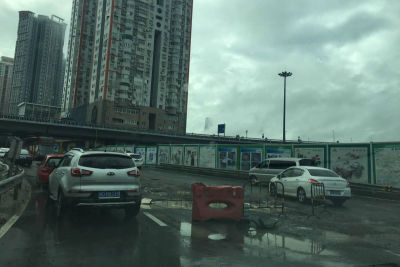 深圳连降大雨 几处路面坑洼塌陷影响出行