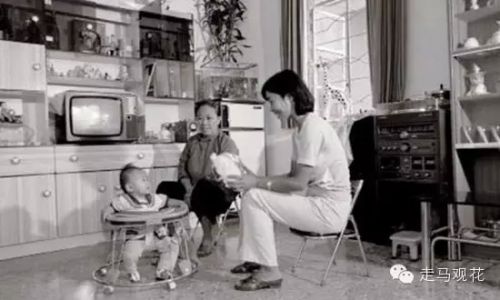 八十年代的家庭，24寸的彩电，可以收看西游记。（图片来自《新周刊》）.webp