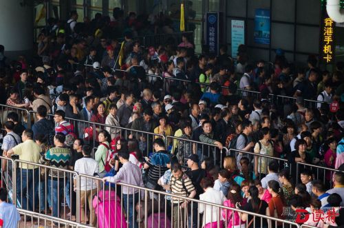 一天70万人次出入境 深圳各口岸爆棚