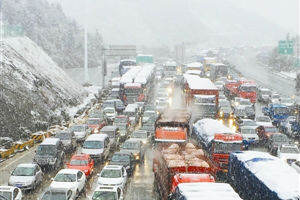 江西突降大雪 高速公路现8公里拥堵