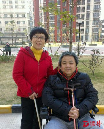 夫妻俩在小区里晒太阳。