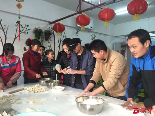 1深圳市社会福利中心的护工教孩子们包饺子。