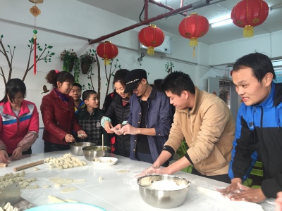 包饺子，迎新年，深圳福利院的娃娃热热闹闹过大年
