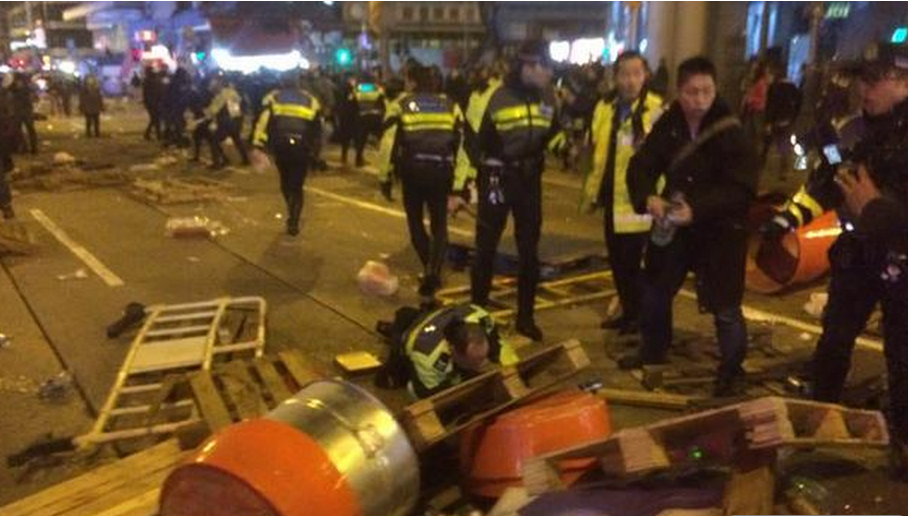 香港旺角发生袭警骚乱 梁振英：全力缉拿暴徒