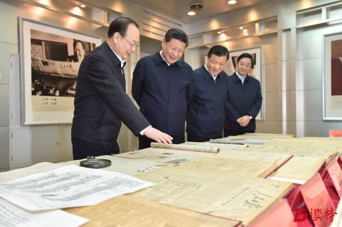 习近平在人民日报社了解人民日报发展历程。