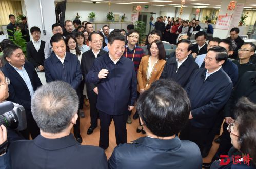 习近平在人民日报社总编室同编辑们亲切交流。