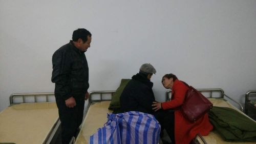 刘某永的姐姐在深圳市救助站与其团聚。
