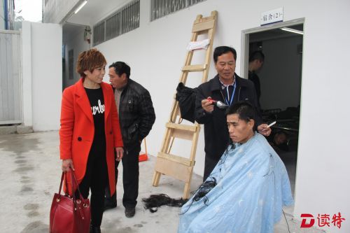 在亲人的陪同下，市救助站工作人员帮流浪汉理发。