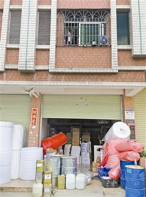 千余公升危化品无水乙醇，就堆放在居民楼下。