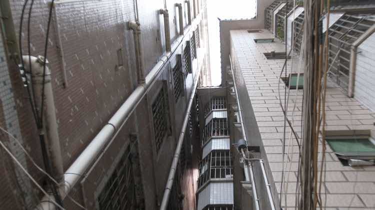 深圳大浪两楼“接吻”  住户慌忙撤离