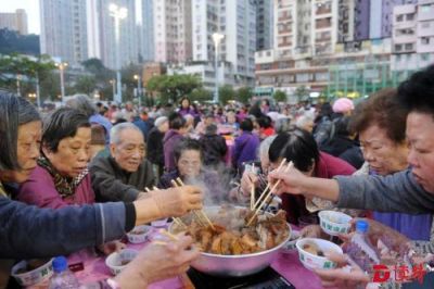 好壮观！香港4000老人共吃盆菜！