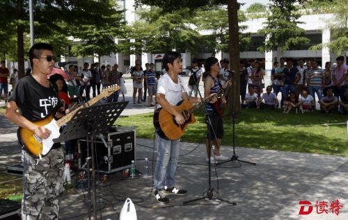 深圳街头艺人好幸福！不仅持证上岗，玩好了还有奖！