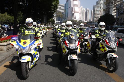 威风！深圳交警“铁骑队”授旗上路