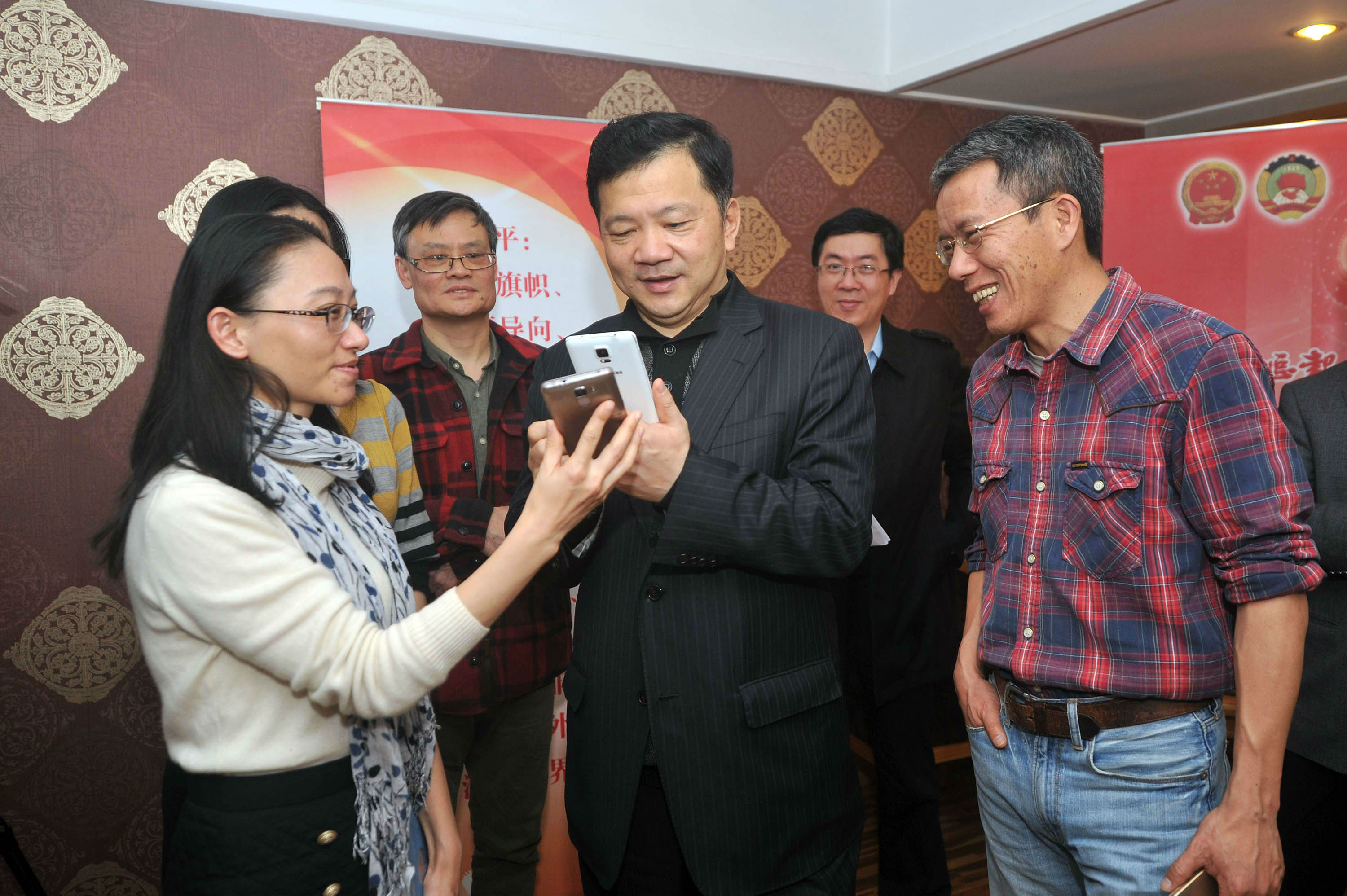 慎海雄看望深圳报业集团全媒体“两会”报道团队