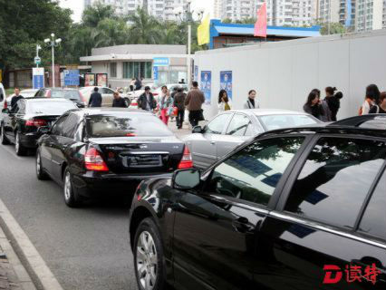 北大深圳医院就医高峰停车难 殃及周边道路