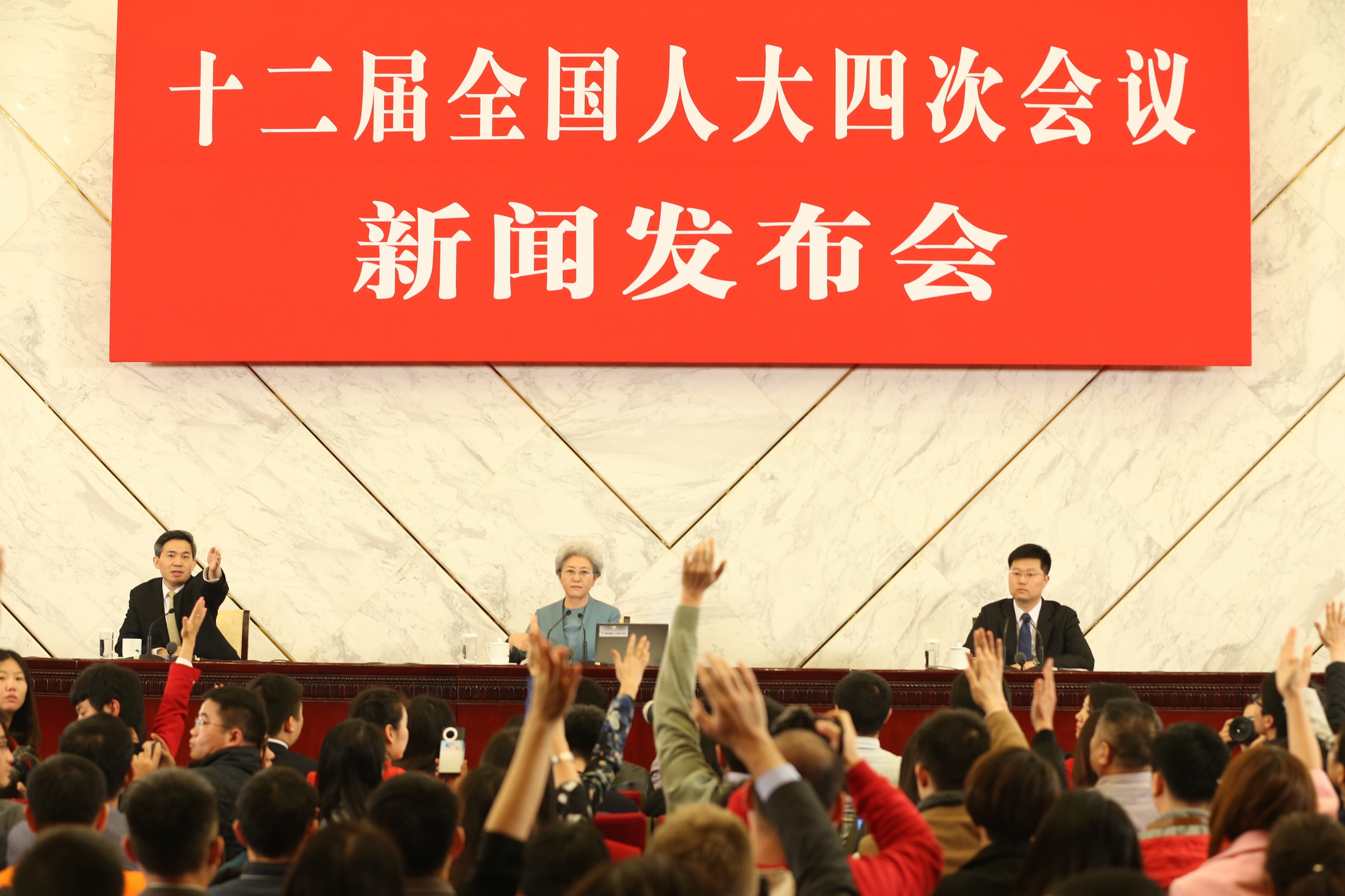 傅莹回应王珉被查：反腐败没有死角