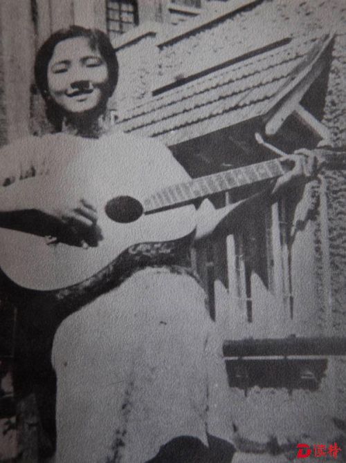 1934年，手持吉他的周小燕。