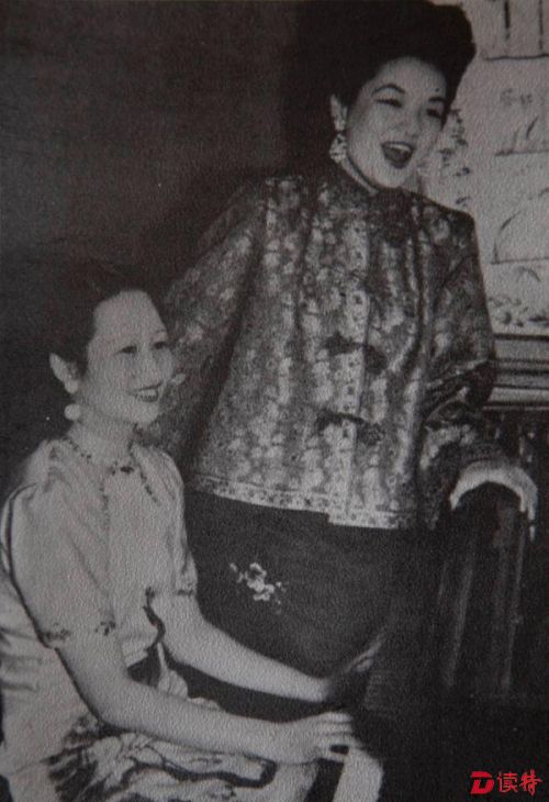 1946年，周小燕（右）与李献敏在伦敦白宫剧场演出前的留影。