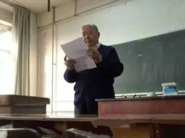 74岁老教授“旷课”，当学生面念了这封检讨书……