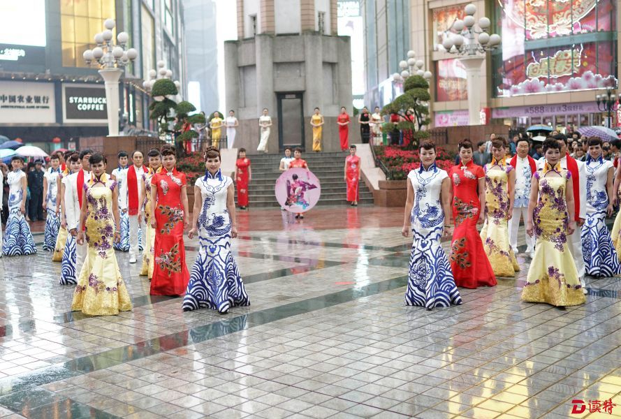 重庆举行旗袍秀庆祝“三八”妇女节