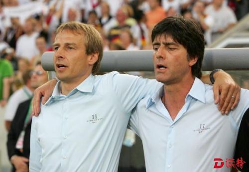 06世界杯，德国队入场仪式时，主教练克林斯曼和助理教练勒夫总是穿着相同款式的衣服