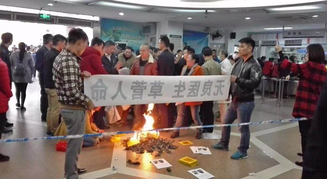 胁迫医生下跪烧纸 深圳12名医闹被刑拘