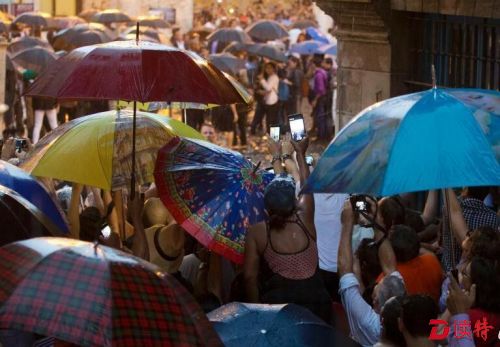 古巴民众冒雨等奥巴马经过