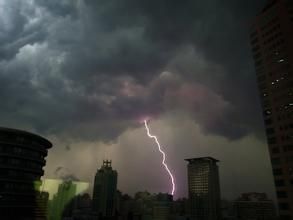 又是雷又是雨，深圳天气要闹哪样？汛期居然提前了一个月