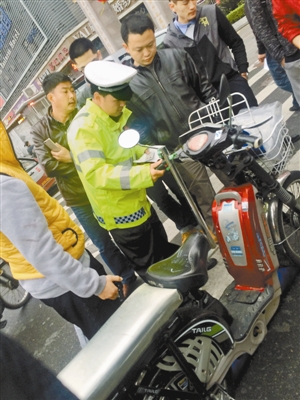 “禁摩限电”行动首日拘322人 拉客仔:火车也出事故咋不禁